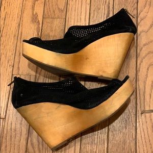 Black mesh platforms